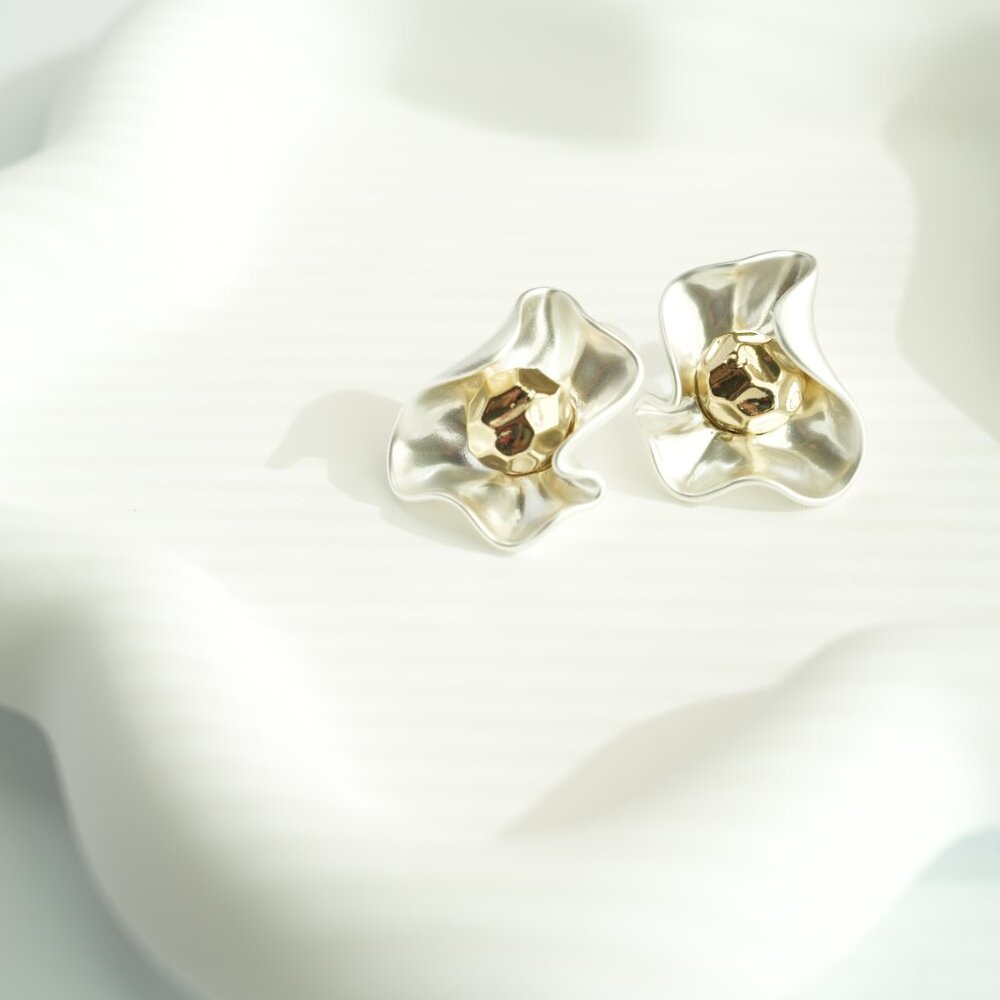 Sparkling flower shaped studs